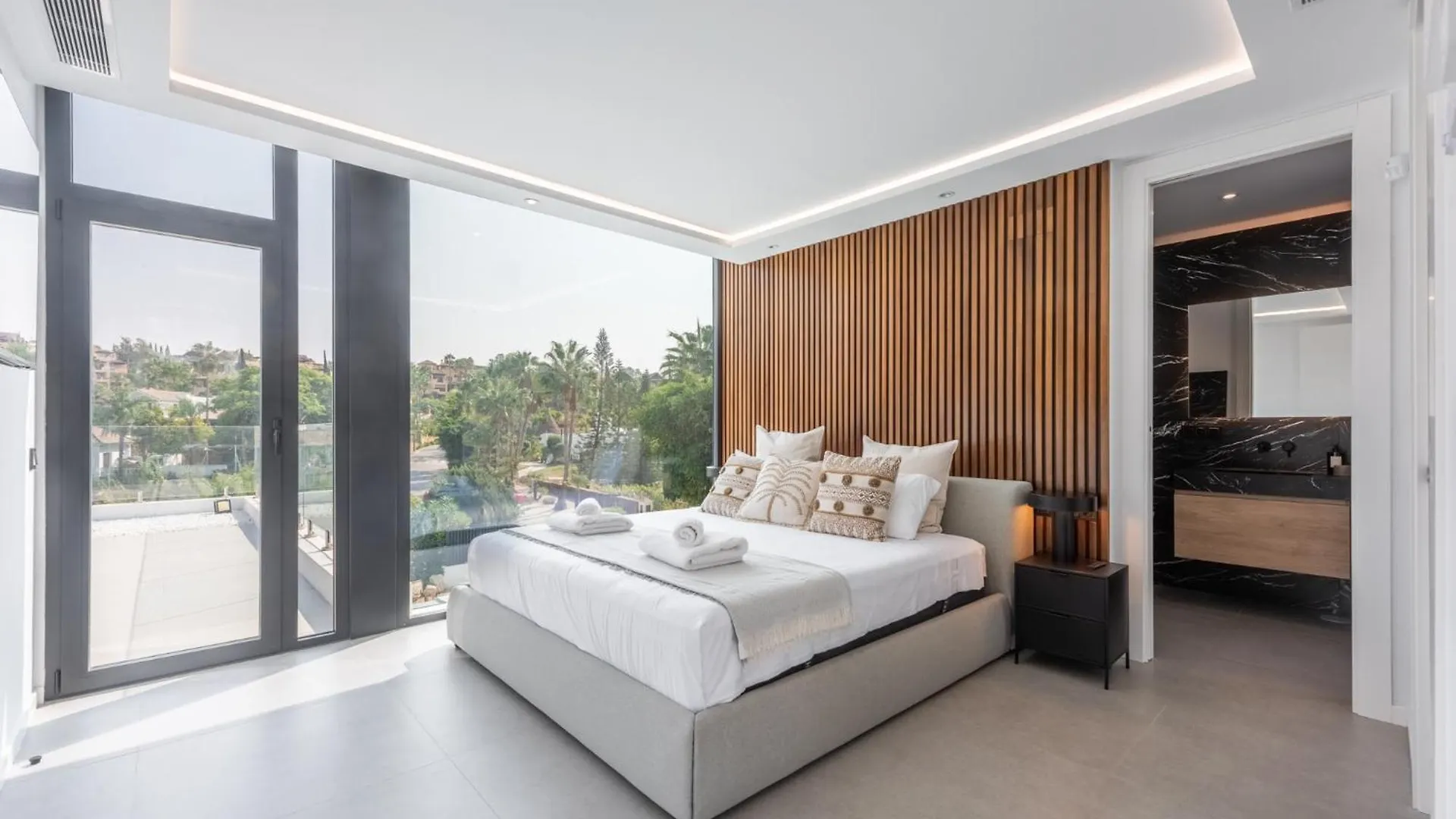 아파트 Extravagant 5 Bdrm Golfer'S Villa With Private Pool 에스테포나 스페인